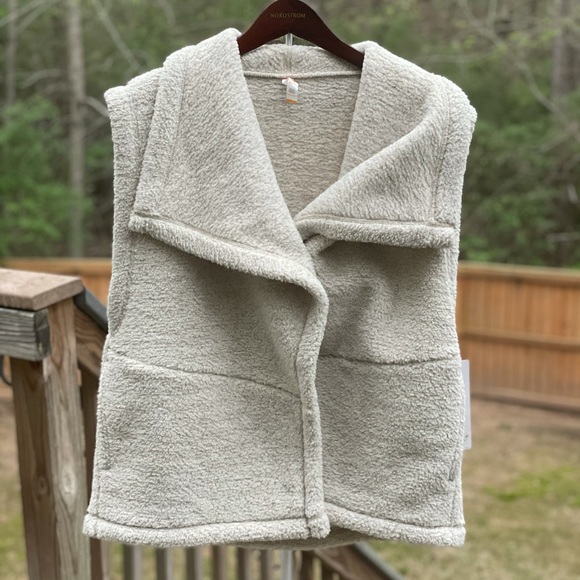 lucy hatha sherpa vest - Picture 7 of 11